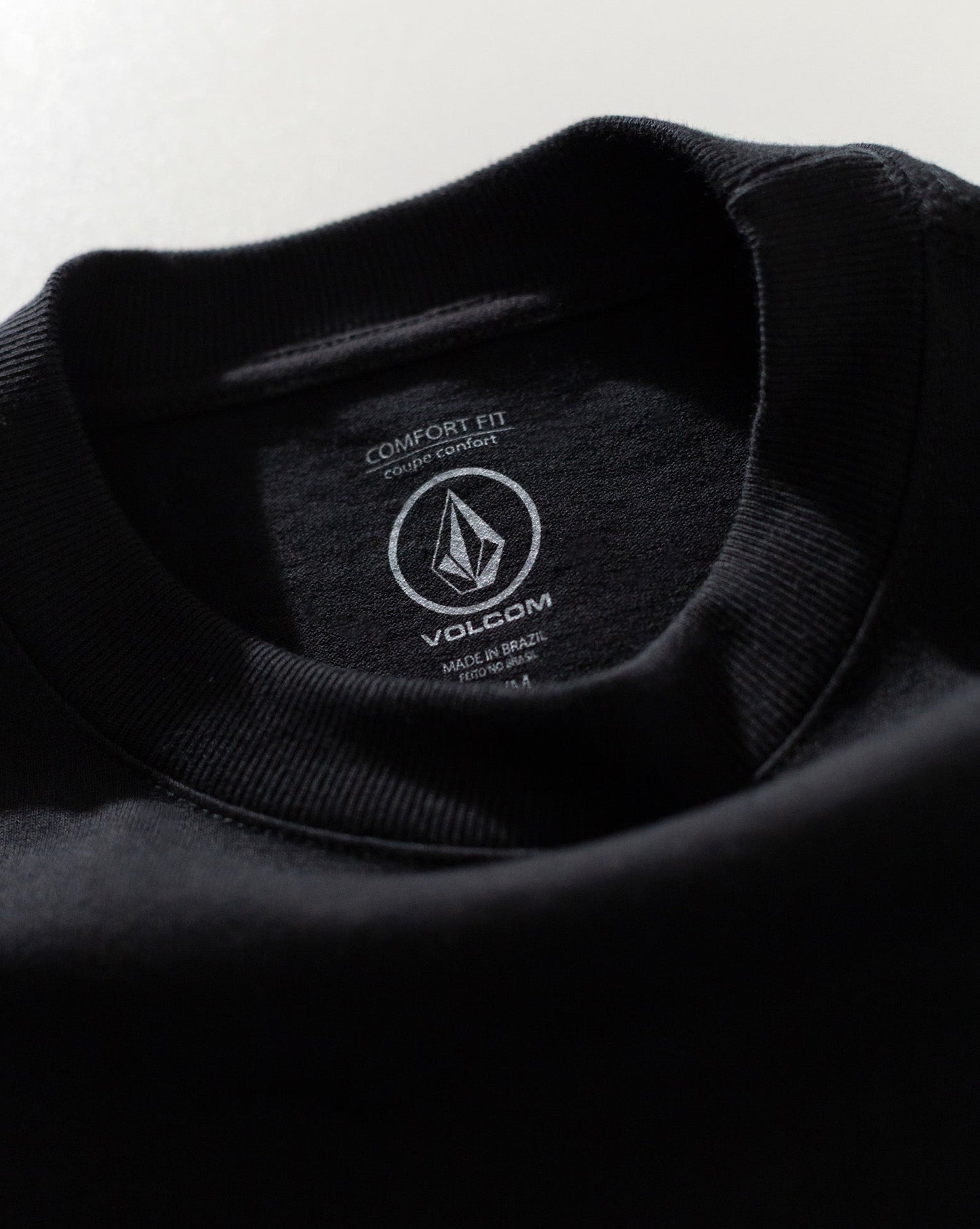 Camiseta Comfort Fit Volcom Time Wave Preta